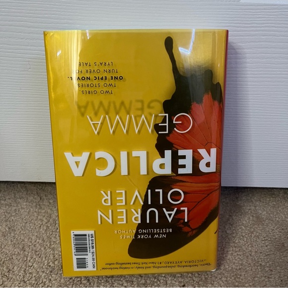replica by lauren oliver - book - Picture 2 of 2